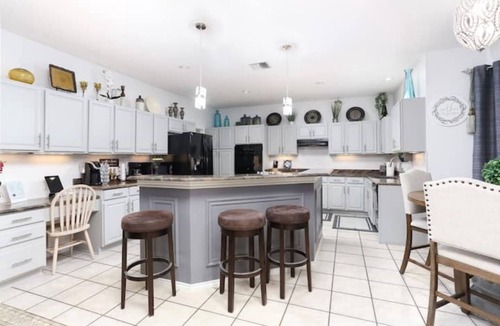 San Antonio House | D’Ultimate Getaway Luxury Retreat Heated Pool Hot tub Sleeps 17 on 5 Acres.