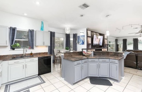San Antonio House | D’Ultimate Getaway Luxury Retreat Heated Pool Hot tub Sleeps 17 on 5 Acres.