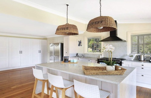 Bundanoon House | Duncraig House –open fireplace, spa, pet friendly