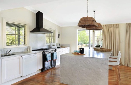 Bundanoon House | Duncraig House –open fireplace, spa, pet friendly