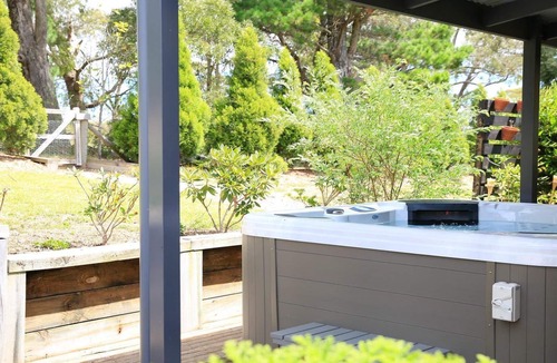 Bundanoon House | Duncraig House –open fireplace, spa, pet friendly