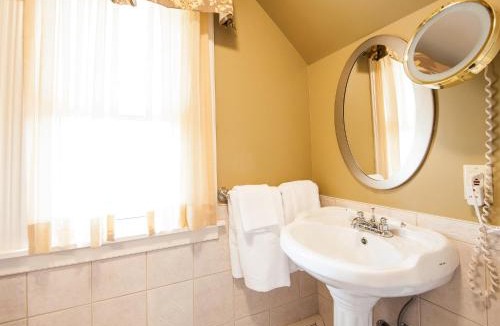 Queens Square Hotel | Dundee Arms Inn