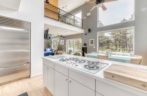 Napeague House | Dunes Summer Retreat Easy Walk to Private Ocean Beach