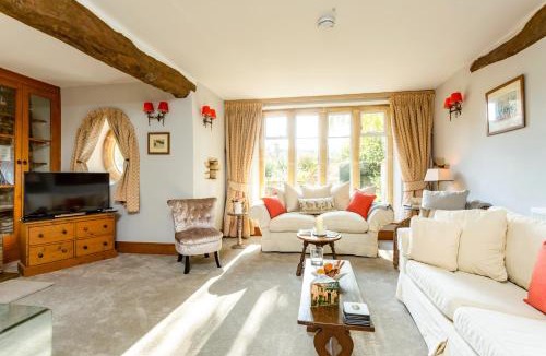 Lechlade Villa | Dunford Barn Cotswolds with Hot Tub