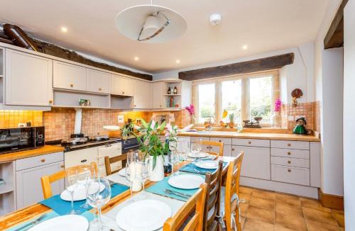 Lechlade Villa | Dunford Barn Cotswolds with Hot Tub