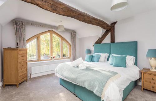 Lechlade Villa | Dunford Barn Cotswolds with Hot Tub