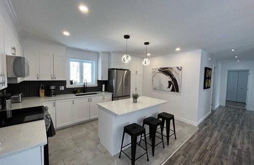 Mansonville Apartment | Duo à Owl's Head Pour 14 !