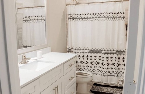 Spring Branch West Apartment | Duo Dreams offers you the ultimate Houston experience with comfort, class, and style.