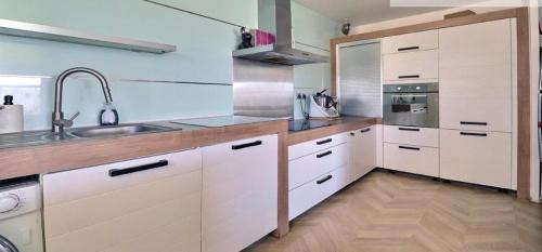 La Lironde Apartment | Duplex 120m ,50m terrasse proche centre et mer