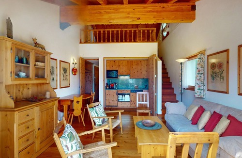 Pontresina Apartment | Duplex 2-room apartment on the 2nd floor, entrance hall with wardrobe.
