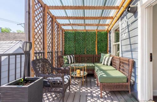 North Center Apartment | Duplex 3 Bed 2 Bat Apt Steps from Lincoln Square