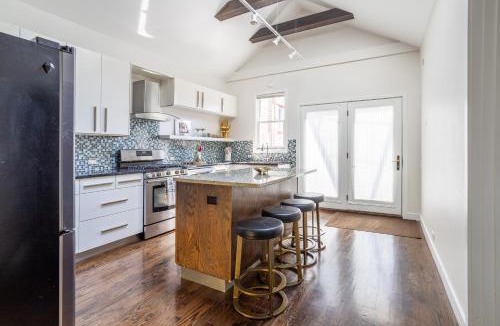 North Center Apartment | Duplex 3 Bed 2 Bat Apt Steps from Lincoln Square