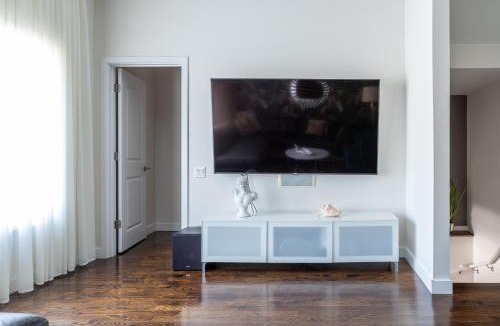 North Center Apartment | Duplex 3 Bed 2 Bat Apt Steps from Lincoln Square