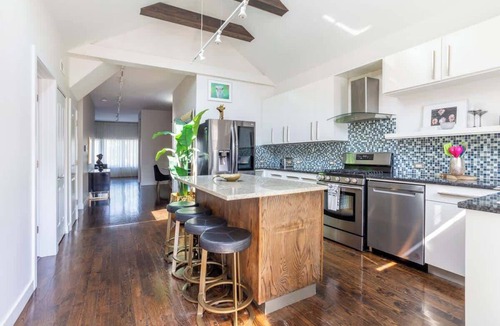 North Center Apartment | Duplex 3 Bed 2 Bath Apt Steps from Lincoln Square