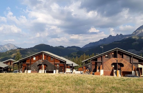 Cohennoz Apartment | Duplex 3BR for 6 with Balcony near Slopes