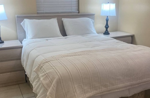Lake Worth Corridor House | Duplex- 6 min to the beach