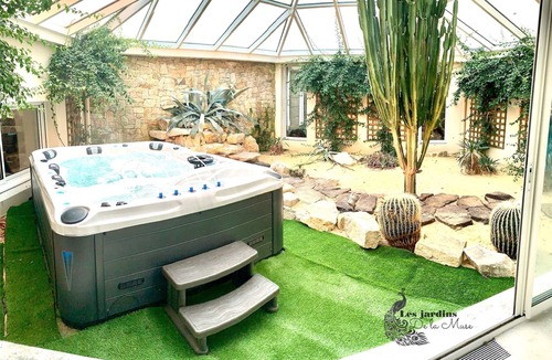 Basse-Goulaine Apartment | Duplex apartment in atypical house with indoor swimming pool