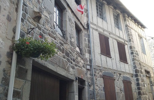 Mur-de-Barrez Apartment | Duplex apartment village house