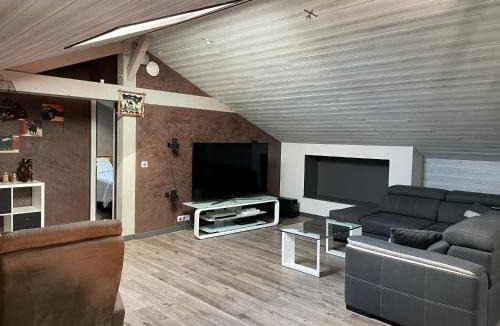Montaigut-le-Blanc House | Duplex avec poêle à granulés et garage à motos
