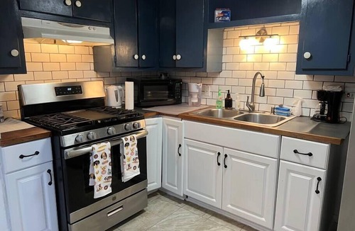 Parker Lane House | Duplex B KING Bed, Laundry, Desk by Downtown