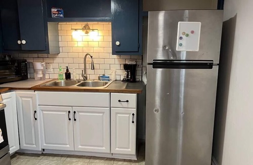 Parker Lane House | Duplex B KING Bed, Laundry, Desk by Downtown