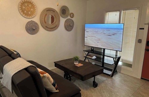 Parker Lane House | Duplex B KING Bed, Laundry/Desk@Downtown