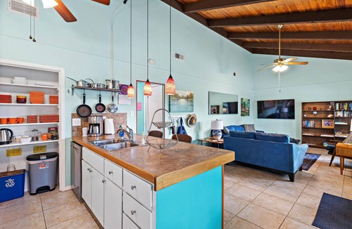 Barton Hills House | Duplex by park/springs/town with big private deck!