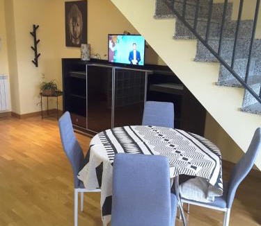 Villamediana de Iregua Apartment | Duplex con terraza y vistas a la montaña internet aire acondicionado frente a piscinas públicas