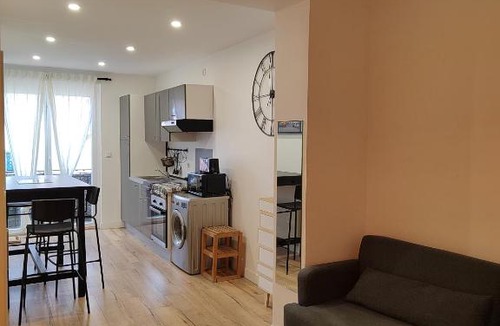 Saint-Jean-de-Vedas Apartment | Duplex de charme 2 chambres - Tram & Parking gratuit