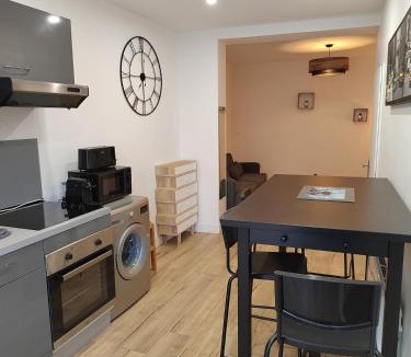 Saint-Jean-de-Vedas Apartment | Duplex de charme 2 chambres - Tram & Parking gratuit