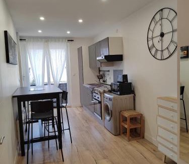 Saint-Jean-de-Vedas Apartment | Duplex de charme 2 chambres - Tram & Parking gratuit