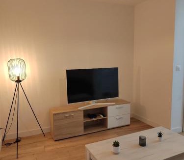 Saint-Jean-de-Vedas Apartment | Duplex de charme 2 chambres - Tram & Parking gratuit