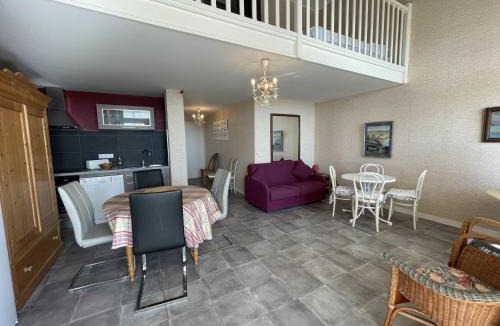 Jullouville Apartment | Duplex de charme en front de mer avec véranda - FR-1-361-32