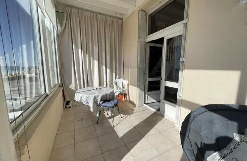 Jullouville Apartment | Duplex de charme en front de mer avec véranda - FR-1-361-32
