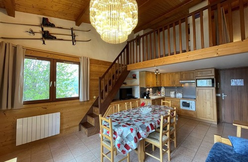 Cohennoz Apartment | Duplex for 6, ski-in location with WIFI