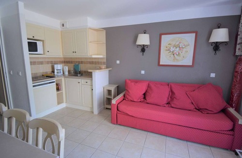 Rouret House | Duplex for 6 with Private Terrace, WiFi, and Pet-Friendly in Grospierres
