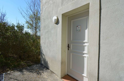 Rouret House | Duplex for 6 with Private Terrace, WiFi, and Pet-Friendly in Grospierres