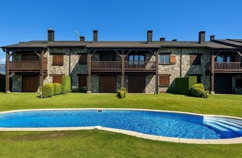Sainte-Leocadie Apartment | Duplex ideal for families, swimming pool, fireplace and Wi-Fi