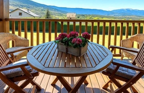 Sainte-Leocadie Apartment | Duplex ideal for families, swimming pool, fireplace and Wi-Fi