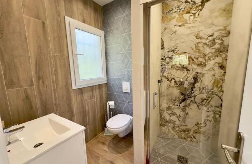 L'Escarene Apartment | Duplex Love Room avec Jacuzzi - table massage