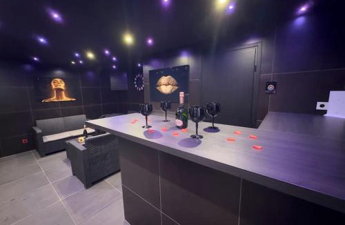 L'Escarene Apartment | Duplex Love Room avec Jacuzzi - table massage