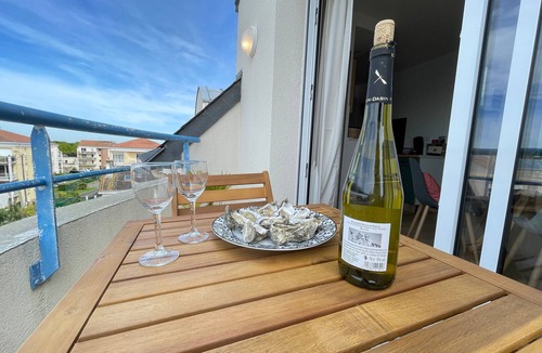 Saint-Brevin-les-Pins Apartment | Duplex lumineux près de la plage, centre Saint-Brevin-les-Pins, 2 pièces, parking et balcon sans vis-à-vis