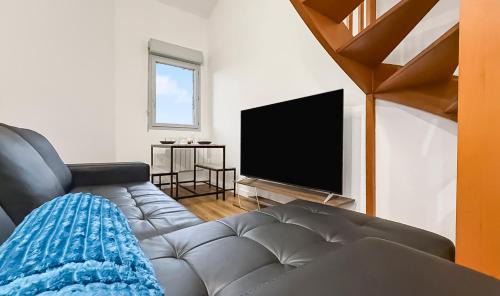Toulouse North Apartment | Duplex moderne et lumineux avec piscine et parking