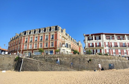 Saint-Jean-de-Luz City Center Apartment | Duplex pied de plage