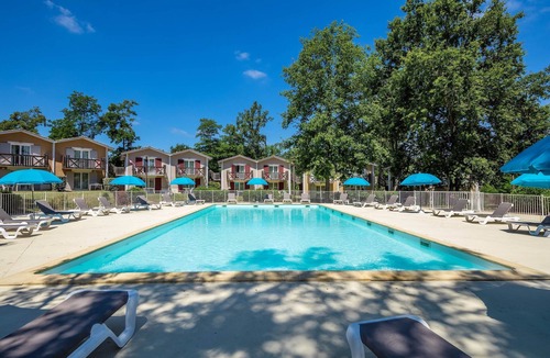 Barbaste Condo | Duplex Proche Du Cours De Golf + Accès Piscine!