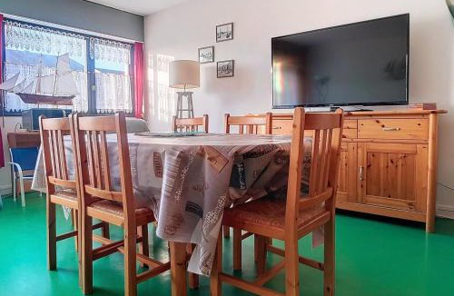 Courseulles-sur-Mer Apartment | Duplex proche mer avec 8 couchages et parking - FR-1-746-17