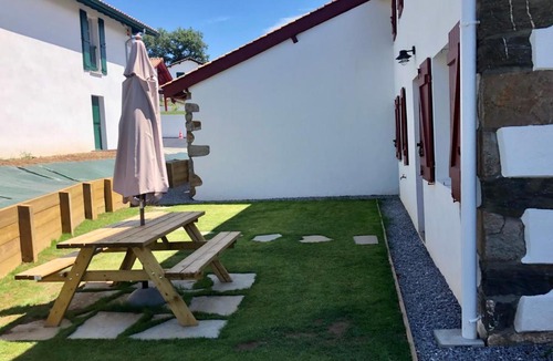 Saint-Pee-sur-Nivelle Apartment | Duplex rénové - Ferme basque du XVIIIe