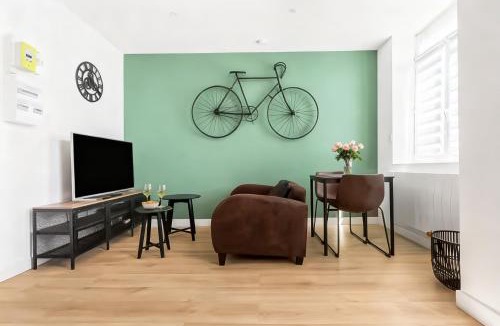 Marly Apartment | Duplex, Studio Le Cycle, clair, calme, parfait à 2