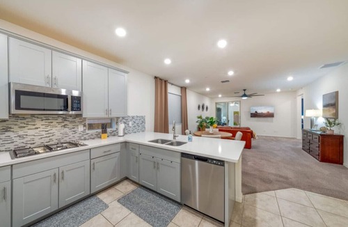 Casas Adobes House | Duplex-Style House/Office/3 BR 3 BA/Split