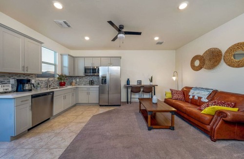 Casas Adobes House | Duplex-Style House/Office/3 BR 3 BA/Split
